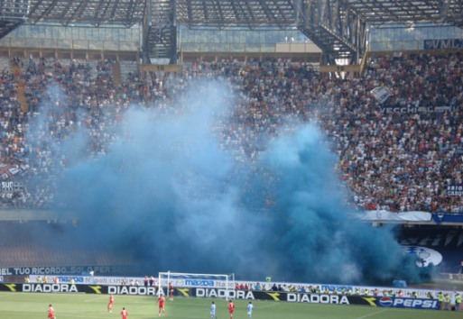 Müssen draußen bleiben: Die Fans des SSC Neapel<br />Bild: Stefan Roggenthin“><figcaption>Müssen draußen bleiben: Die Fans des SSC Neapel<br />Bild: Stefan Roggenthin</figcaption></figure>
            </div>

                    </article>

                <section class=