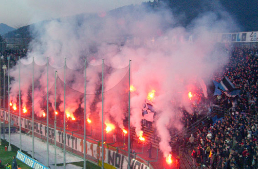 Der Besitz von Feuerwerkskörpern beim Fußball könnte künftig zu Haftstrafen führen.<br />Bild: Suppenhühner Oberhausen.“><figcaption>Der Besitz von Feuerwerkskörpern beim Fußball könnte künftig zu Haftstrafen führen.<br />Bild: Suppenhühner Oberhausen.</figcaption></figure>
            </div>

                    </article>

                <section class=