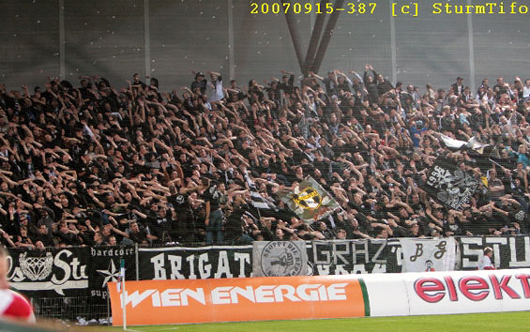 Die Heimspiele von Sturm Graz verfolgten über 11.000 Fans.<br />Bild: SturmTifo.com“><figcaption>Die Heimspiele von Sturm Graz verfolgten über 11.000 Fans.<br />Bild: SturmTifo.com</figcaption></figure>
            </div>

                    </article>

                <section class=