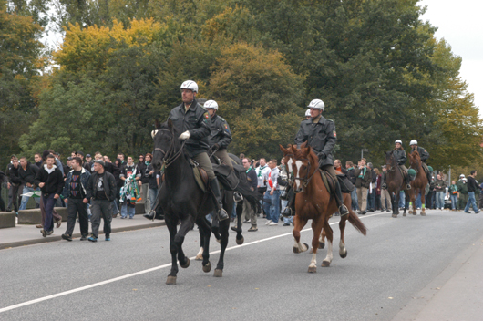 In Deutschland sind häufiger Polizisten zu Pferd bei Fußballspielen im Einsatz.<br />Bild: Stadionwelt“><figcaption>In Deutschland sind häufiger Polizisten zu Pferd bei Fußballspielen im Einsatz.<br />Bild: Stadionwelt</figcaption></figure>
            </div>

                    </article>

                <section class=