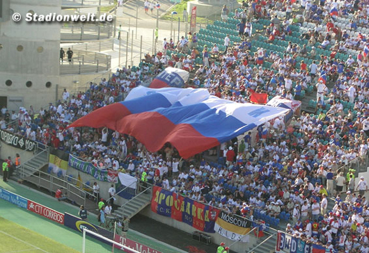 Russische Fans bei der Europameisterschaft 2004 in Portugal.<br />Bild: Stadionwelt“><figcaption>Russische Fans bei der Europameisterschaft 2004 in Portugal.<br />Bild: Stadionwelt</figcaption></figure>
            </div>

                    </article>

                <section class=