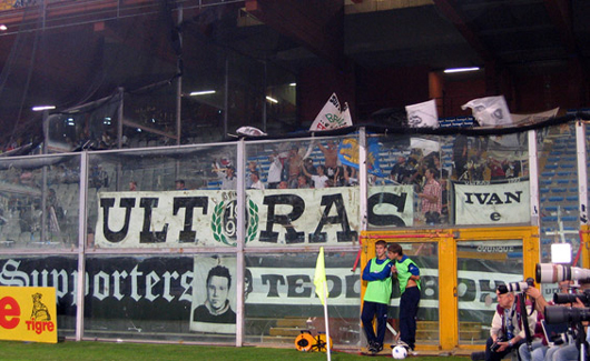 In Zukunft sind die Tifosi vielleicht nur noch mit einem elektronischen Pass im Stadion zu finden.<br />Bild: Roberto Martinelli“><figcaption>In Zukunft sind die Tifosi vielleicht nur noch mit einem elektronischen Pass im Stadion zu finden.<br />Bild: Roberto Martinelli</figcaption></figure>
            </div>

                    </article>

                <section class=