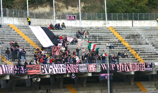 Palermo-Fans dürfen nicht zum Derby reisen.<br />Bild: www.groundhopping.de“><figcaption>Palermo-Fans dürfen nicht zum Derby reisen.<br />Bild: www.groundhopping.de</figcaption></figure>
            </div>

                    </article>

                <section class=