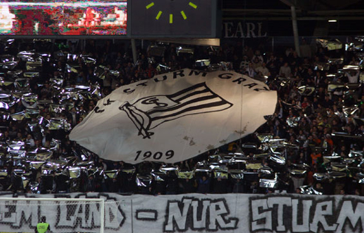2005/06: Derby gegen den Grazer AK.<br />Bild: www.SturmTifo.com“><figcaption>2005/06: Derby gegen den Grazer AK.<br />Bild: www.SturmTifo.com</figcaption></figure>
<figure><img decoding=