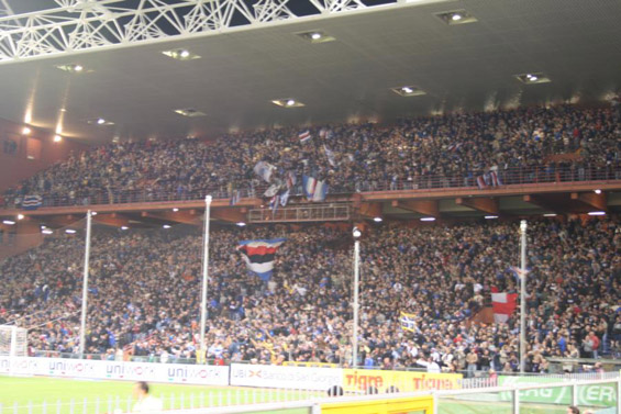 Volle Tribünen, wie hier bei Sampdoria Genua, gibt es in der Serie A nur selten zu sehen.<br />Bild: Natalie&Mazza“><figcaption>Volle Tribünen, wie hier bei Sampdoria Genua, gibt es in der Serie A nur selten zu sehen.<br />Bild: Natalie&Mazza</figcaption></figure>
<figure><img decoding=