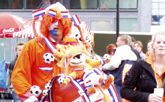 Die Verantwortlichen schätzen die Zahl der Fans aus den Niederlanden auf 35.000.<br />Bild: PLU“><figcaption>Die Verantwortlichen schätzen die Zahl der Fans aus den Niederlanden auf 35.000.<br />Bild: PLU</figcaption></figure>
            </div>

                    </article>

                <section class=