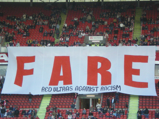 Die Red Ultras unterstützen FARE.<br />Alle Bilder: Red Ultras Aberdeen“><figcaption>Die Red Ultras unterstützen FARE.<br />Alle Bilder: Red Ultras Aberdeen</figcaption></figure>
<figure><img decoding=