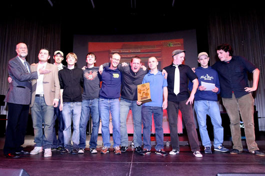 Die Mitglieder des Union-Fanforums nehmen ihren Preis entgegen.<br />    <button type=