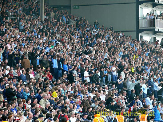 In gut zwei Wochen werden 3.000 City-Fans ihr Team im Old Trafford unterstützen.<br />Bild: Austria“><figcaption>In gut zwei Wochen werden 3.000 City-Fans ihr Team im Old Trafford unterstützen.<br />Bild: Austria</figcaption></figure>
            </div>

                    </article>

                <section class=