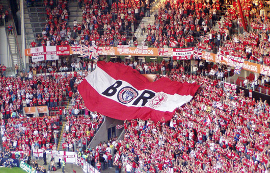 Auf die Arbeit verzichtet, eine Nacht mit der eigenen Frau sausen lassen? Boro-Fans gegen Sevilla.<br />Bild: Phil.pcl@t-online.de“><figcaption>Auf die Arbeit verzichtet, eine Nacht mit der eigenen Frau sausen lassen? Boro-Fans gegen Sevilla.<br />Bild: Phil.pcl@t-online.de</figcaption></figure>
            </div>

                    </article>

                <section class=