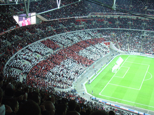 Englische Fußballfans beim Spiel gegen die Schweiz vergangene Woche.<br />Bild: FR-Schneegi“><figcaption>Englische Fußballfans beim Spiel gegen die Schweiz vergangene Woche.<br />Bild: FR-Schneegi</figcaption></figure>
            </div>

                    </article>

                <section class=