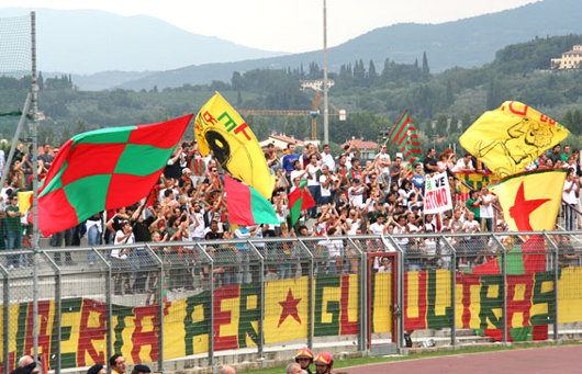 Ternana-Fans in Arezzo.<br />Bild: BMGEFFI“><figcaption>Ternana-Fans in Arezzo.<br />Bild: BMGEFFI</figcaption></figure>
            </div>

                    </article>

                <section class=
