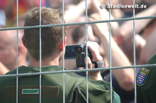 Bei der Euro werden 850 deutsche Beamte im Einsatz sein.<br />Bild: Stadionwelt“><figcaption>Bei der Euro werden 850 deutsche Beamte im Einsatz sein.<br />Bild: Stadionwelt</figcaption></figure>
            </div>

                    </article>

                <section class=