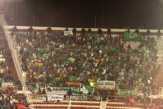 Betis-Fans: Vor allem die Rivalität zum Stadtrivalen FC Sevilla ist riesig.<br />Bild: Ansgar Spiertz / www.groundhopping.de“><figcaption>Betis-Fans: Vor allem die Rivalität zum Stadtrivalen FC Sevilla ist riesig.<br />Bild: Ansgar Spiertz / www.groundhopping.de</figcaption></figure>
            </div>

                    </article>

                <section class=