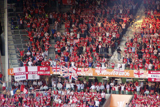 Die jüngere Fangeneration in England droht aufgrund hoher Eintrittspreise auszusterben.<br />Bild: Phil.pcl@t-online.de“><figcaption>Die jüngere Fangeneration in England droht aufgrund hoher Eintrittspreise auszusterben.<br />Bild: Phil.pcl@t-online.de</figcaption></figure>
            </div>

                    </article>

                <section class=