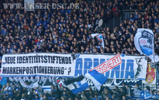 Beim Spiel gegen Werder Bremen.<br />Alle Bilder: www.unser-dsc.de”><figcaption>Beim Spiel gegen Werder Bremen.<br />Alle Bilder: www.unser-dsc.de</figcaption></figure>
<figure><img decoding=