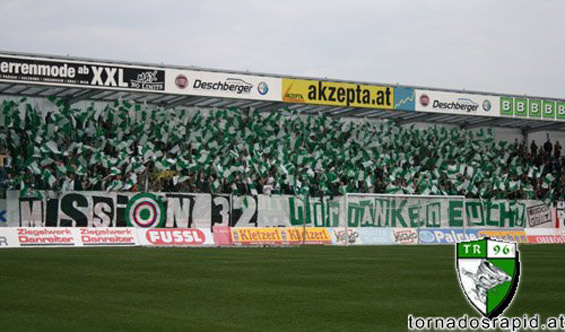 In Ried dankten die Rapid-Fans ihrer Mannschaft für den Gewinn der 32. Meisterschaft.<br />Bild: tornadosrapid.at“><figcaption>In Ried dankten die Rapid-Fans ihrer Mannschaft für den Gewinn der 32. Meisterschaft.<br />Bild: tornadosrapid.at</figcaption></figure>
<figure><img decoding=