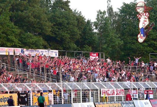 United of Manchester-Fans in Leipzig.<br />Bild: HFC-FANATICS“><figcaption>United of Manchester-Fans in Leipzig.<br />Bild: HFC-FANATICS</figcaption></figure>
            </div>

                    </article>

                <section class=