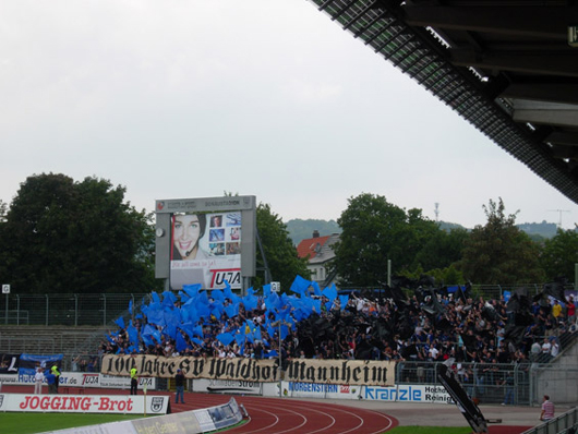 Beim Spiel gegen Ulm am 1. Spieltag der laufenden Saison.<br />Bild: Bastian Prischl”><figcaption>Beim Spiel gegen Ulm am 1. Spieltag der laufenden Saison.<br />Bild: Bastian Prischl</figcaption></figure>
<figure><img decoding=