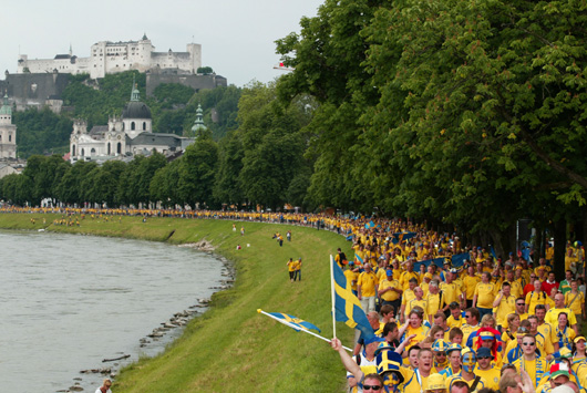 Geschätzte 10.000 bis 12.000 Schweden zogen gestern durch Salzburg.<br />Alle Bilder: BM.I, Abteilung I/5-Öffentlichkeitsarbeit“><figcaption>Geschätzte 10.000 bis 12.000 Schweden zogen gestern durch Salzburg.<br />Alle Bilder: BM.I, Abteilung I/5-Öffentlichkeitsarbeit</figcaption></figure>
<figure><img decoding=