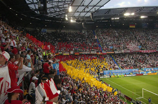 Der deutsche Block bei der Partie gegen Polen.<br />Bild: TOM(F95) & (ChelseaFC)“><figcaption>Der deutsche Block bei der Partie gegen Polen.<br />Bild: TOM(F95) & (ChelseaFC)</figcaption></figure>
            </div>

                    </article>

                <section class=