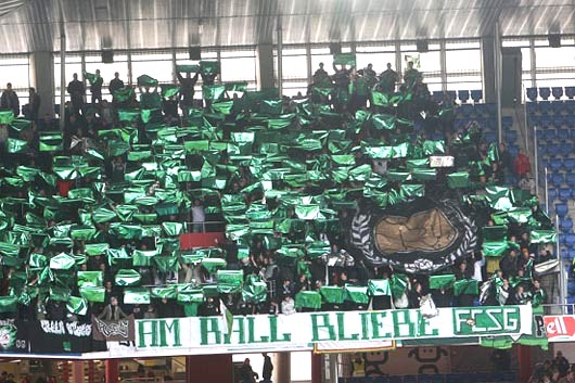 St. Gallen-Fans in Basel.<br />Bild: Stadionwelt“><figcaption>St. Gallen-Fans in Basel.<br />Bild: Stadionwelt</figcaption></figure>
            </div>

                    </article>

                <section class=
