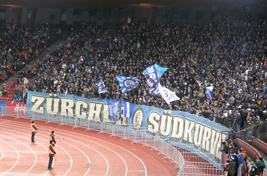 In einer offiziellen Stellungnahme nahm die Südkurve Zürich Abstand von den Vorfällen in Basel.<br />Bild: Claude Rapp“><figcaption>In einer offiziellen Stellungnahme nahm die Südkurve Zürich Abstand von den Vorfällen in Basel.<br />Bild: Claude Rapp</figcaption></figure>
            </div>

                    </article>

                <section class=