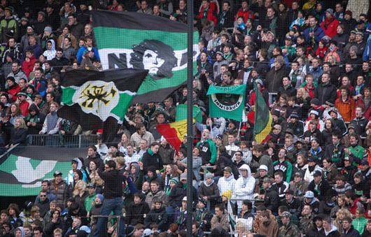 Schon am Freitag könnte der Heimblock zu neuer Musik jubeln.<br />Bild: Der (PF)LÄSTERSTEIN“><figcaption>Schon am Freitag könnte der Heimblock zu neuer Musik jubeln.<br />Bild: Der (PF)LÄSTERSTEIN</figcaption></figure>
            </div>

                    </article>

                <section class=