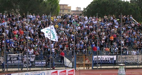Siena-Fans auswärts in Empoli in der Spielzeit 2005/06.<br />Bild: Simon Kaupen“><figcaption>Siena-Fans auswärts in Empoli in der Spielzeit 2005/06.<br />Bild: Simon Kaupen</figcaption></figure>
            </div>

                    </article>

                <section class=