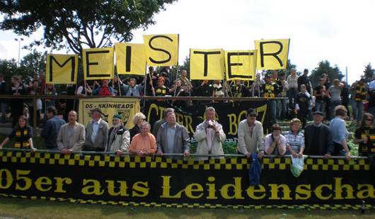 Am letzten Spieltag wurde der Meistertitel gefeiert.<br />Bild: Stadionwelt”><figcaption>Am letzten Spieltag wurde der Meistertitel gefeiert.<br />Bild: Stadionwelt</figcaption></figure>
<figure><img decoding=