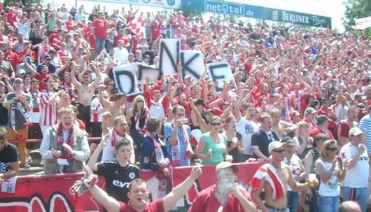 Aufstieg in Berlin am letzten Spieltag.<br />Bild: www.handtuchmafia.de”><figcaption>Aufstieg in Berlin am letzten Spieltag.<br />Bild: www.handtuchmafia.de</figcaption></figure>
<figure><img decoding=