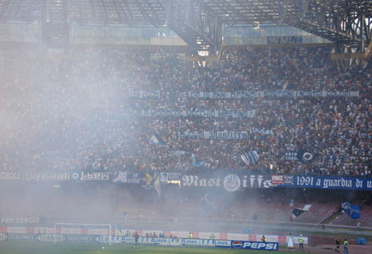 Neapel-Fans dürfen nach Rom fahren.<br />Bild: Stefan Roggenthin“><figcaption>Neapel-Fans dürfen nach Rom fahren.<br />Bild: Stefan Roggenthin</figcaption></figure>
            </div>

                    </article>

                <section class=