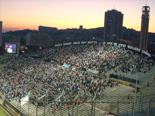 Beim Spiel gegen Bergen trauerte man in Marseille auf der Nord-…<br />Alle Bilder: Matthias Bürgel“><figcaption>Beim Spiel gegen Bergen trauerte man in Marseille auf der Nord-…<br />Alle Bilder: Matthias Bürgel</figcaption></figure>
<figure><img decoding=