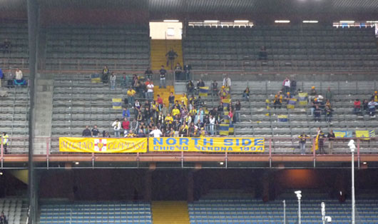 Die North Side, hier auswärts in Genua<br />Bild: Rupert Bogensperger“><figcaption>Die North Side, hier auswärts in Genua<br />Bild: Rupert Bogensperger</figcaption></figure>
            </div>

                    </article>

                <section class=