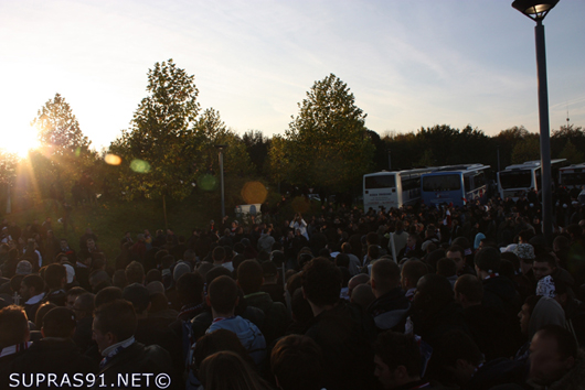 Anfangs weigerten sich die Fans das Stadion zu betreten.<br />Alle Bilder: Supras Auteuil“><figcaption>Anfangs weigerten sich die Fans das Stadion zu betreten.<br />Alle Bilder: Supras Auteuil</figcaption></figure>
<figure><img decoding=