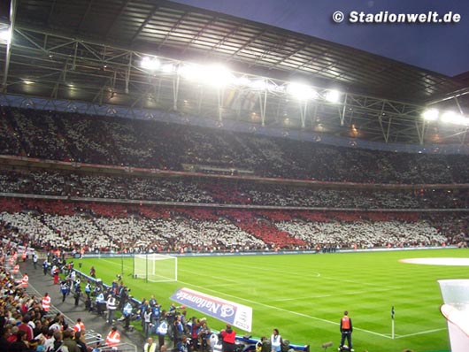 England Fans beim Freundschaftsspiel gegen Deutschland<br />Bild: Stadionwelt“><figcaption>England Fans beim Freundschaftsspiel gegen Deutschland<br />Bild: Stadionwelt</figcaption></figure>
            </div>

                    </article>

                <section class=