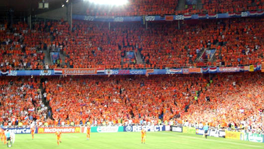 Holländische Fans bei der EM 2008 gegen Russland<br />Bild: Olaf Klöckner“><figcaption>Holländische Fans bei der EM 2008 gegen Russland<br />Bild: Olaf Klöckner</figcaption></figure>
            </div>

                    </article>

                <section class=