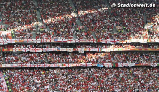 Das typische Bild des englischen Fanblocks bei internationalen Auftritten. Hier bei der EM 2004 in Portugal<br />Bild: Stadionwelt“><figcaption>Das typische Bild des englischen Fanblocks bei internationalen Auftritten. Hier bei der EM 2004 in Portugal<br />Bild: Stadionwelt</figcaption></figure>
            </div>

                    </article>

                <section class=