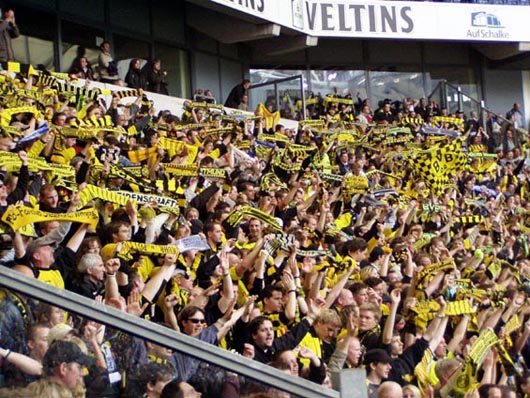 Friedlich, kreativ und farbenfroh soll die Unterstützung von Borussia Dortmund heute Abend auf Schalke verlaufen<br />Bild: Phil“><figcaption>Friedlich, kreativ und farbenfroh soll die Unterstützung von Borussia Dortmund heute Abend auf Schalke verlaufen<br />Bild: Phil</figcaption></figure>
            </div>

                    </article>

                <section class=