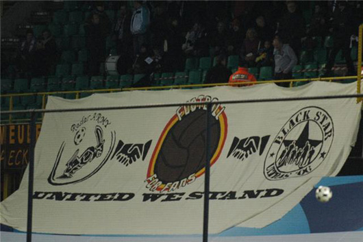 Protest der KSV Roeselare- Fans<br />Alle Bilder: Football for Fans“><figcaption>Protest der KSV Roeselare- Fans<br />Alle Bilder: Football for Fans</figcaption></figure>
<figure><img decoding=