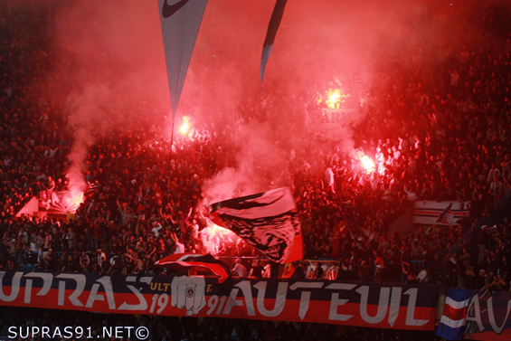 Bengalische Lichter in der Virage Auteuil<br />Bild: Supras91.net“><figcaption>Bengalische Lichter in der Virage Auteuil<br />Bild: Supras91.net</figcaption></figure>
            </div>

                    </article>

                <section class=