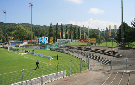 Die Fans können Steine aus der Stehrampe als Erinnerungsstücke erwerben.<br />Gerhard Rudolf – www.Stadiontour.at -„><figcaption>Die Fans können Steine aus der Stehrampe als Erinnerungsstücke erwerben.<br />Gerhard Rudolf – www.Stadiontour.at –</figcaption></figure>
            </div>

                    </article>

                <section class=