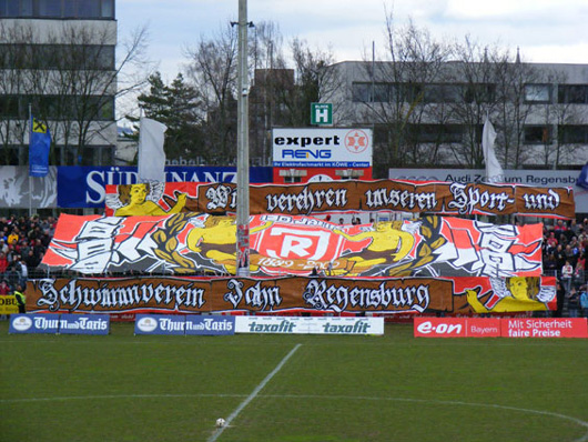 Die Ultras Regensburg versuchen, sich auf dem bisher Erreichten nicht auszuruhen<br />Bild: Stadionfreunde.de”><figcaption>Die Ultras Regensburg versuchen, sich auf dem bisher Erreichten nicht auszuruhen<br />Bild: Stadionfreunde.de</figcaption></figure>
<figure><img decoding=