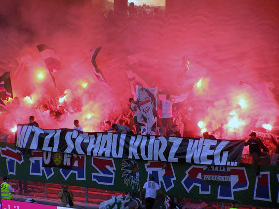 Protest der Rapid-Fans gegen das neue Gesetz beim Derby gegen Austria Wien<br />Bild: Claude Rapp – www.cr-fotos.de“><figcaption>Protest der Rapid-Fans gegen das neue Gesetz beim Derby gegen Austria Wien<br />Bild: Claude Rapp – www.cr-fotos.de</figcaption></figure>
            </div>

                    </article>

                <section class=