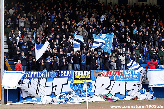 Fans des SV Darmstadt 98<br />Bild: www.zaunsturm1905.de“><figcaption>Fans des SV Darmstadt 98<br />Bild: www.zaunsturm1905.de</figcaption></figure>
            </div>

                    </article>

                <section class=