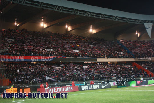 Die Virage Auteuil beim Heimspiel gegen Marseille<br />Bild: www.supras-auteuil.net“><figcaption>Die Virage Auteuil beim Heimspiel gegen Marseille<br />Bild: www.supras-auteuil.net</figcaption></figure>
            </div>

                    </article>

                <section class=