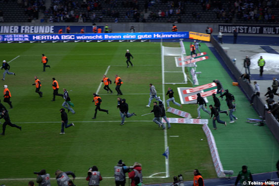 Nach dem Schlusspfiff stürmten ca. 100 Hertha-Fans in den Innenraum des Olympiastadions.<br />    <button type=