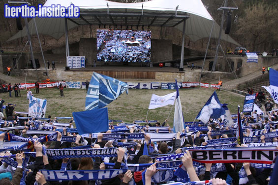 Anstatt in der Ostkurve verfolgten die Hertha-Anhänger das Spiel gegen Stuttgart auf der Waldbühne.<br />    <button type=