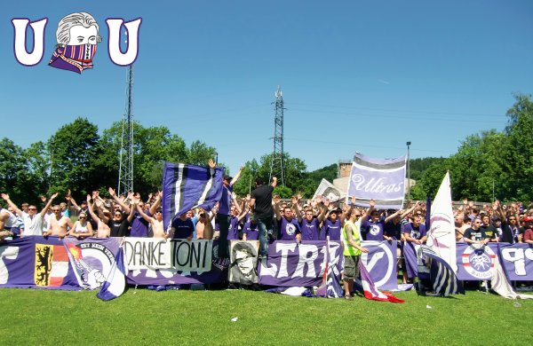 Zum vierten Mal in Folge steigt...<br />Bild: Union 99 Ultrá Salzburg“><figcaption>Zum vierten Mal in Folge steigt…<br />Bild: Union 99 Ultrá Salzburg</figcaption></figure>
<figure><img decoding=