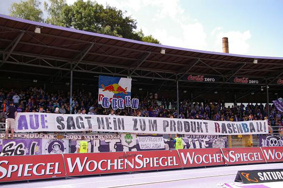 Viele Fanszenen üben kreativen und friedlichen Protest gegen RB Leipizig<br />Bild: Steffen Colditz “><figcaption>Viele Fanszenen üben kreativen und friedlichen Protest gegen RB Leipizig<br />Bild: Steffen Colditz </figcaption></figure>
<figure><img decoding=